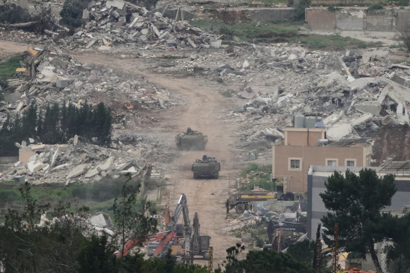 Förstörelse i södra Libanon, sedd från Israel, tidigare i april. Foto: Ariel Schalit/AP/TT