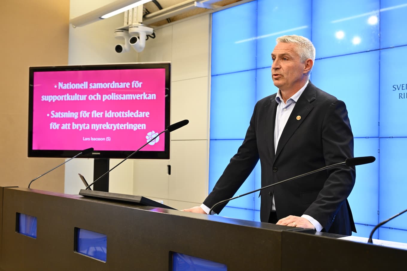 Lars Isacsson (S) vid måndagens pressträff om nya förslag för att sporten från organiserad brottslighet. Foto: Anders Wiklund/TT