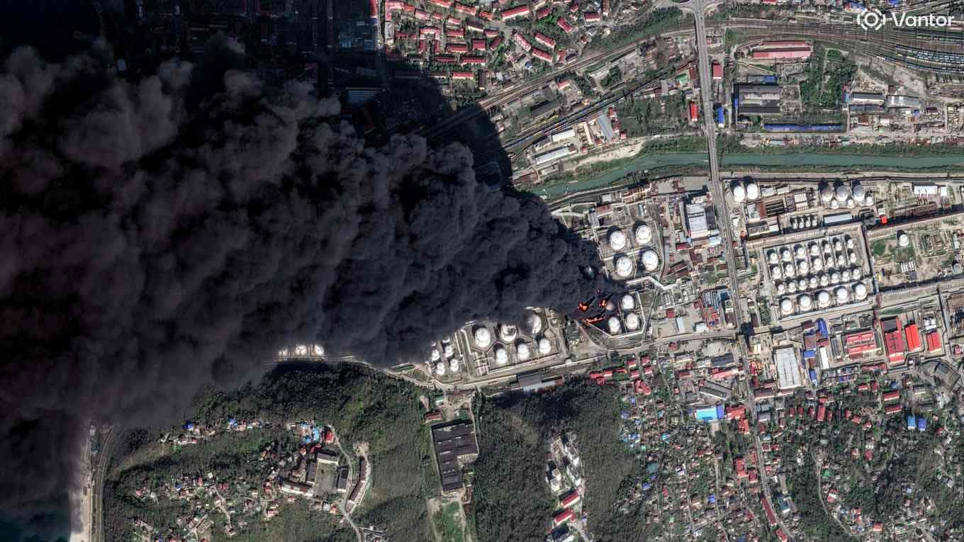 En satellitbild publicerad den 16 april visar det första angreppet av tre på kort tid mot oljeraffinaderiet i ryska Tuapse. Foto: Vantor via AFP/TT