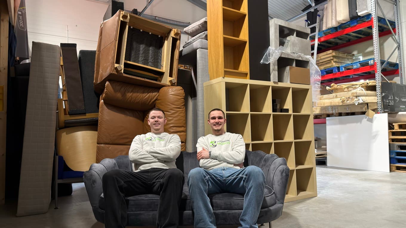 För Simon och Ludwig Ottosson handlar begagnade möbler lika mycket om livsstil som affär. Foto: Privat