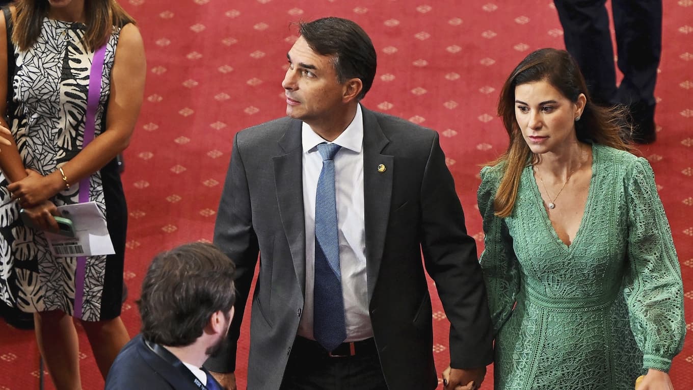 Senator Flávio Bolsonaro tillsammans med sin fru Fernanda Antunes Figueira i Valparaíso, Chile, vid nyvalde José Antonio Kasts presidentinstallation. Foto: Rodrigo Arangua/AFP via Getty Images