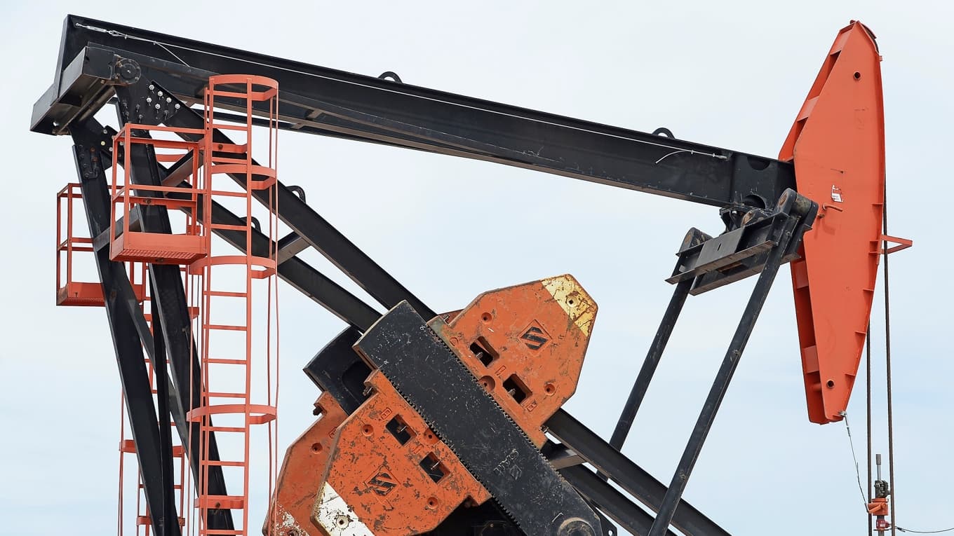 Oljepump tillhörande argentinska företaget YPF. Argentina utvecklar för närvarande en enorm reservoar av gas och olja i skiffer i Vaca Muerta i norra Patagonien. Foto: Juan Mabromata/AFP via Getty Images