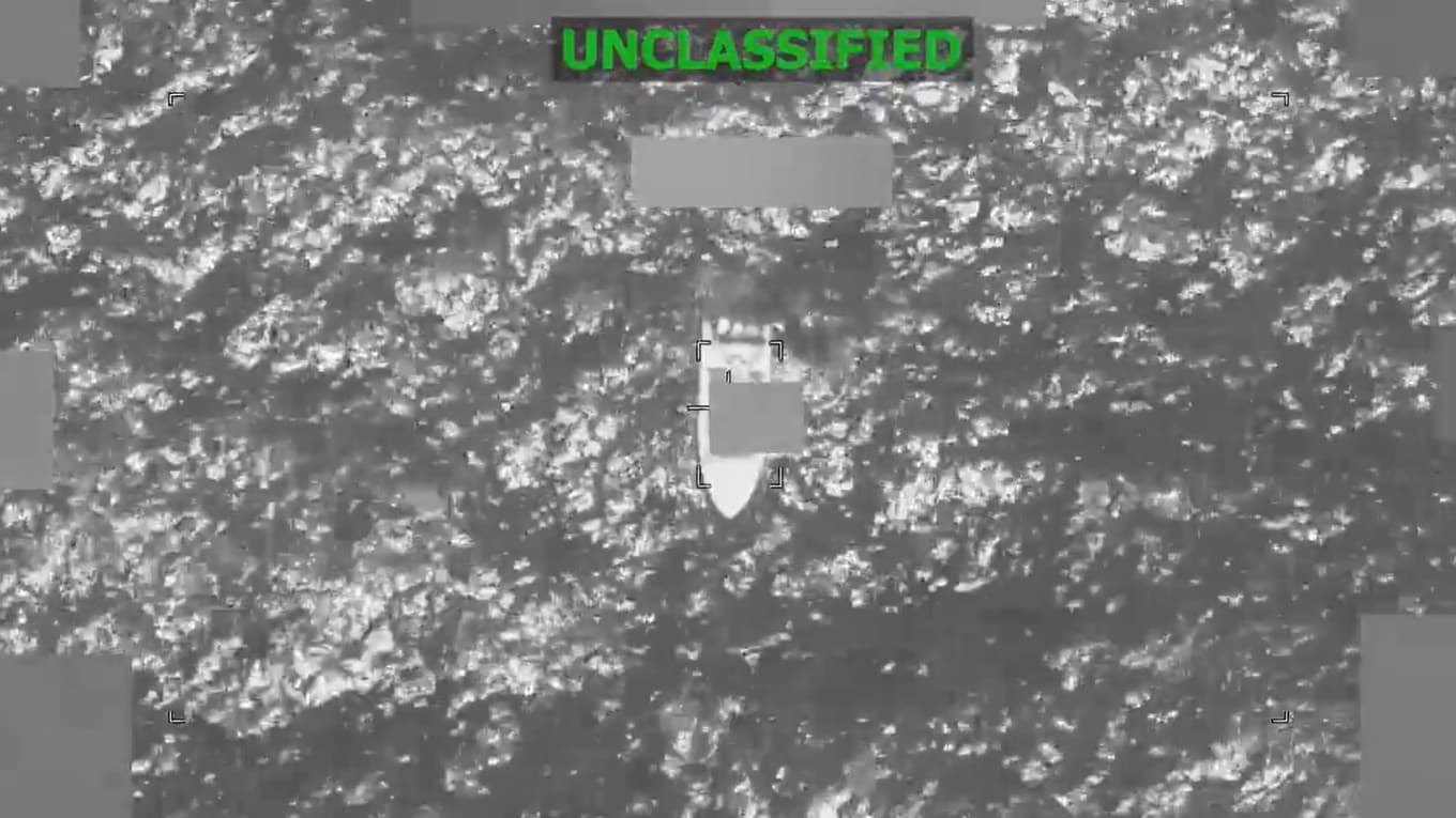 Amerikansk militär slår till mot en så kallad narkotikabåt i östra Stilla havet. Foto: Skärmbild/US Southern Command