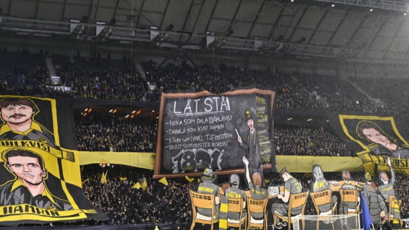 AIK är publiklaget framför andra i svensk fotboll och klacken är i sin bästa stunder av världsklass, Fantastiska tifon och röststyrka räcker, bengaler tillför inget positivt menar Epoch Times sportchef Jonas Arnesen. Foto: Anders Wiklund/TT