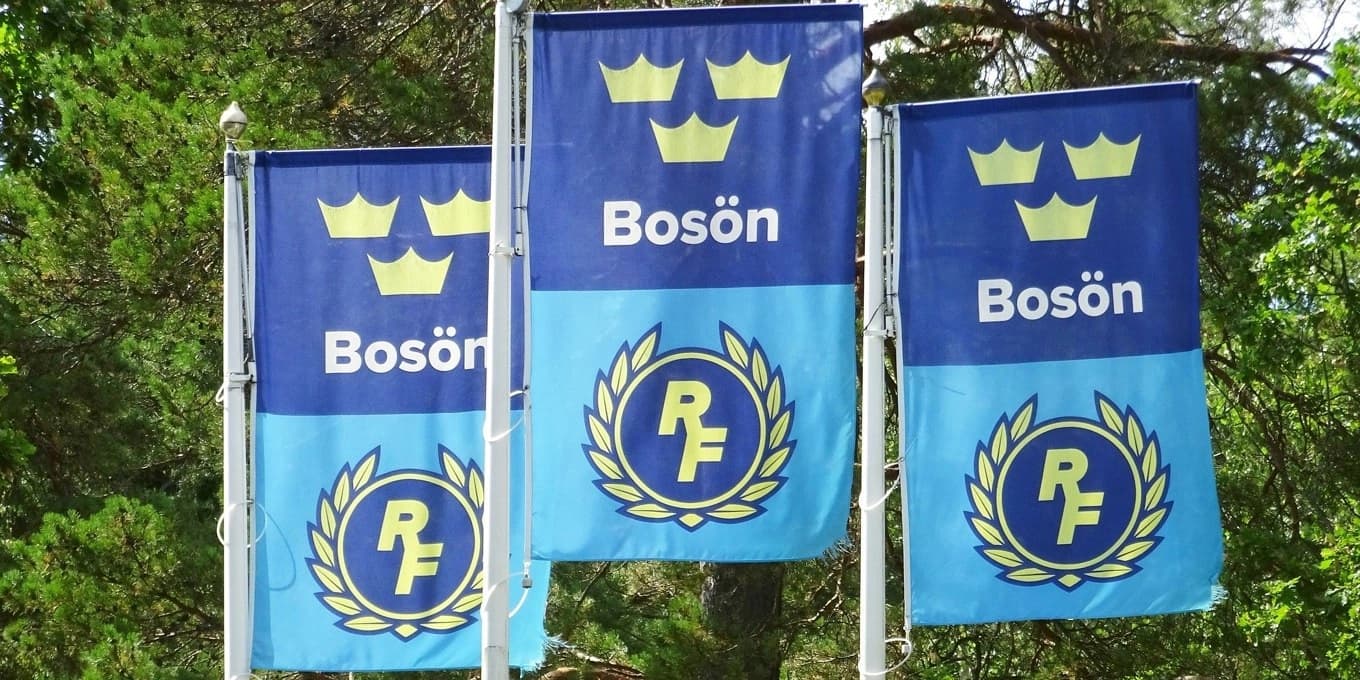 Riksidrottsförbundets logga på flaggor vid RF:s utvecklingscentrum Bosön. Foto: Wikimedia Commons