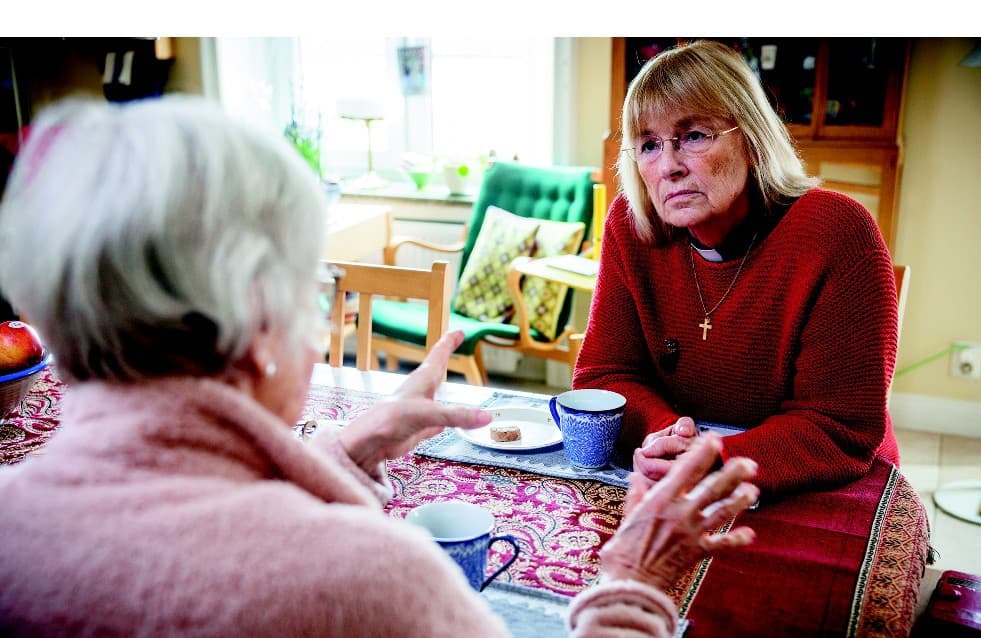 Sedan vintern 2022 har Elisabeth Arborelius gjort hembesök hos personer över 75 år som har velat träffas för samtal. De äldre har behov av att tala om hur livet har varit, hur livet är nu och om existentiella funderingar. Foto: Mikael Johansson