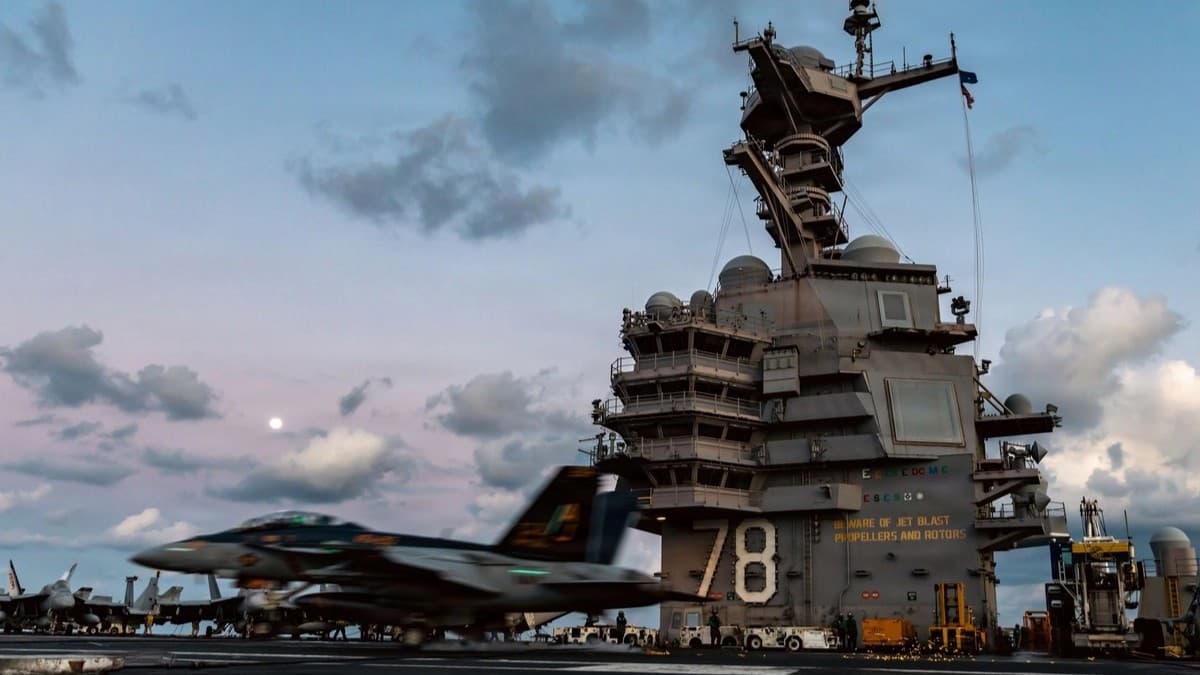 Ett F/A-18F Super Hornet-flygplan, tillhörande Strike Fighter Squadron 213, landar på flygdäcket på världens största hangarfartyg, USS Gerald R. Ford (CVN 78), under insatsen till stöd för Operation Epic Fury den 2 mars i Medelhavet. Foto: U.S. Navy via Getty Images