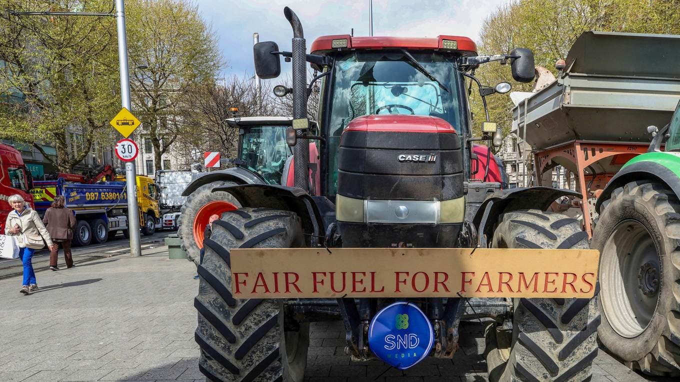 Bönder demonstrerar mot bränslepriserna i Dublin. Flera länder agerar nu för att minska krigets effekter. Foto: Paul Faith/AFP via Getty Images