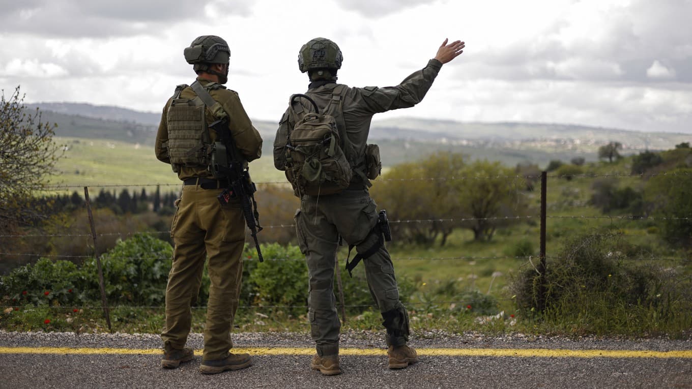 Israeliska soldater vid gränsen mellan Israel och Libanon den 10 april. Foto: Jalaa Marey/AFP via Getty Images