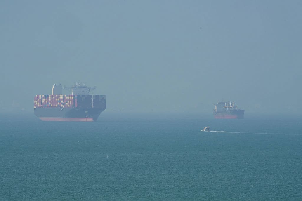 Containerfartyg i Hormuzsundet. Det är inte bara svårt för Kina att få ut olja genom sundet, utan även att få in exportvaror. Foto: Asghar Besharati/Getty Images
