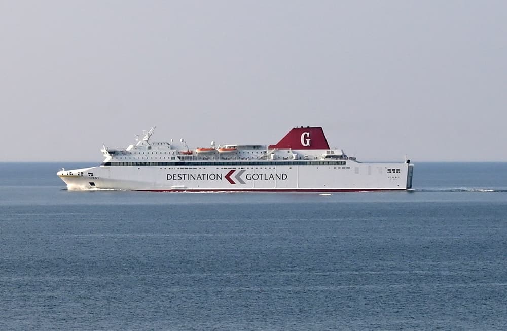Regeringen gör det billigar för gotlänningar att ta färjan eller flyget till och från ön. Foto: Fredrik Sandberg/TT
