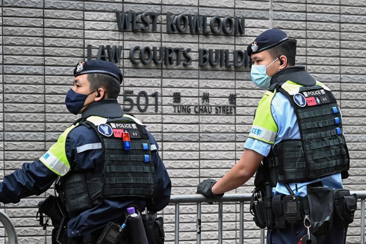 Poliser utanför West Kowloon Magistrates' court i Hong Kong. Arkivbild. Peter Parks/AFP via Getty Images