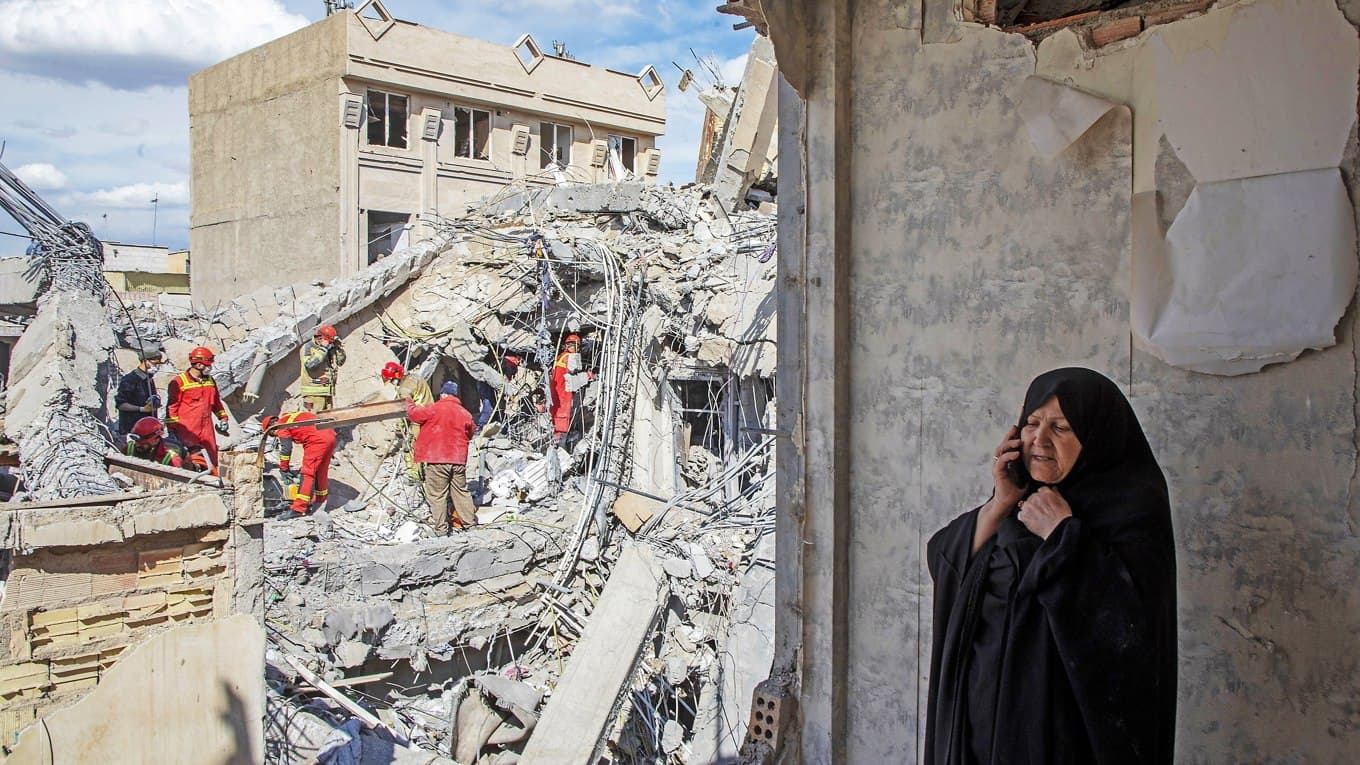 Räddningsarbete efter en attack i Teheran. Irans högste ledare har dödats, men regimen är kvar. Foto: Majid Saeedi/Getty Images