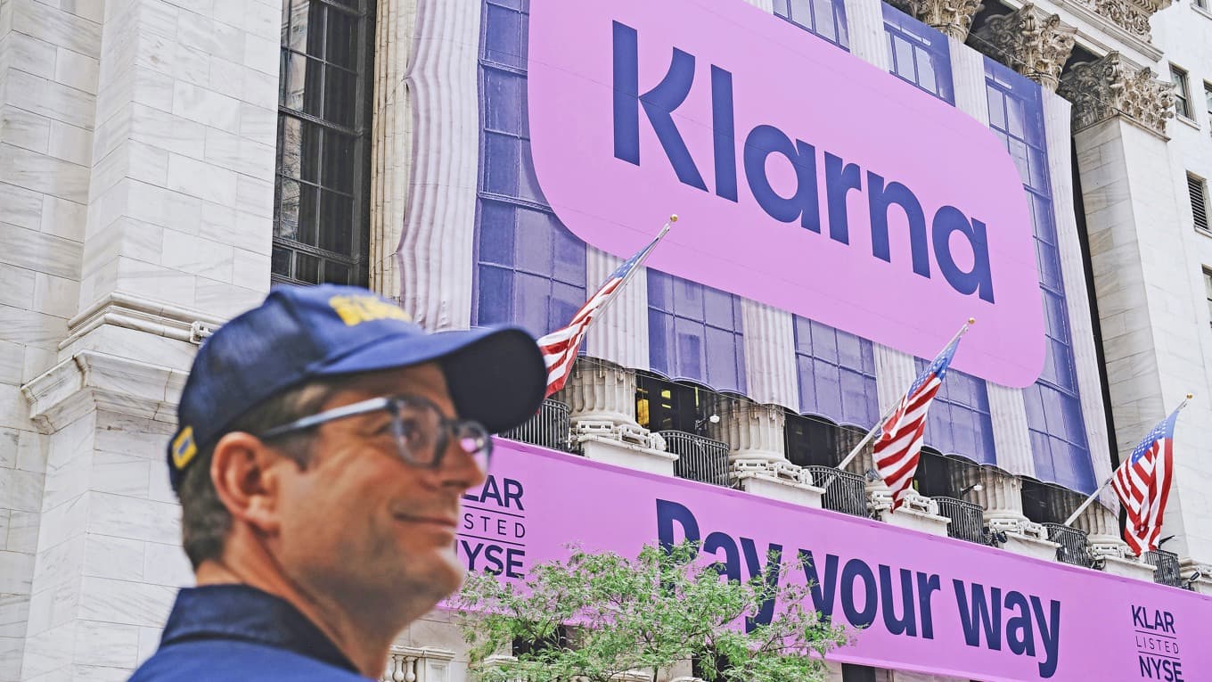 Klarnas grundare och vd Sebastian Siemiatkowski utanför NYSE när det begav sig i september i fjol. Foto: Martin Öberg