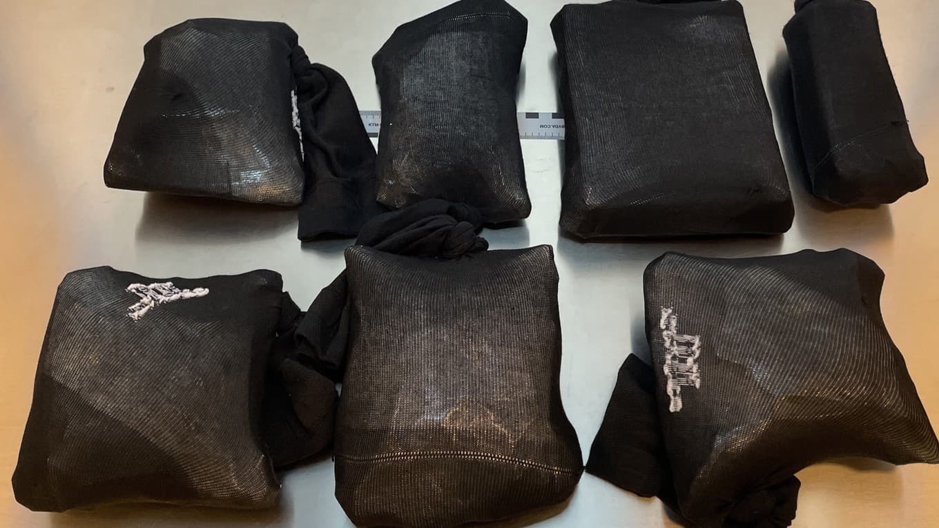 Tullverkets personal beslagtog sju strumpor som innehöll paket med nästan tre kilo kokain. Foto: Tullverket