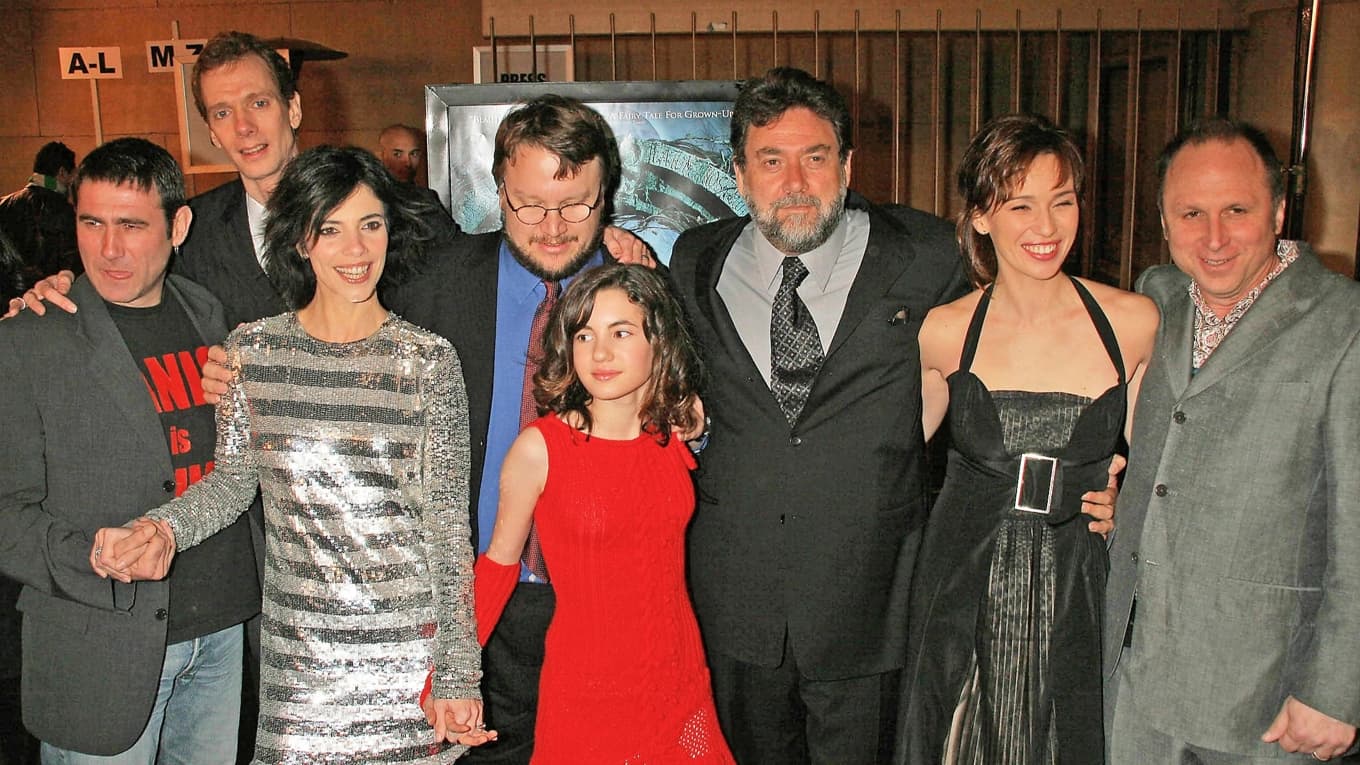 Regissören Guillermo del Toro tillsammans med några av skådespelarna under premiären på ”Pans labyrint”. Foto: Shutterstock