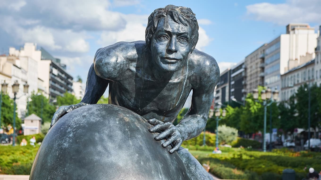 Här rullar Sisyfos sin bumling i Paris. Kanske går det lättare att acceptera evighetsarbetet om man tar sig friheten att pausa med franska ostar och ett glas pinot noir. Foto: Shutterstock