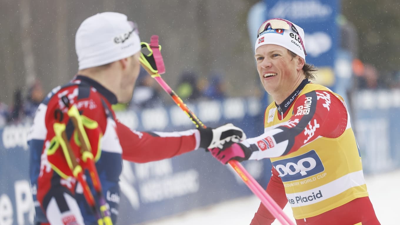 Det norska skidlandslaget, med Johannes Høsflot Klæbo i spetsen, skakas av ett omfattande pengabråk som kan sluta med att de största stjärnorna stängs av. Foto: Rebecca Villagracia/Getty Images