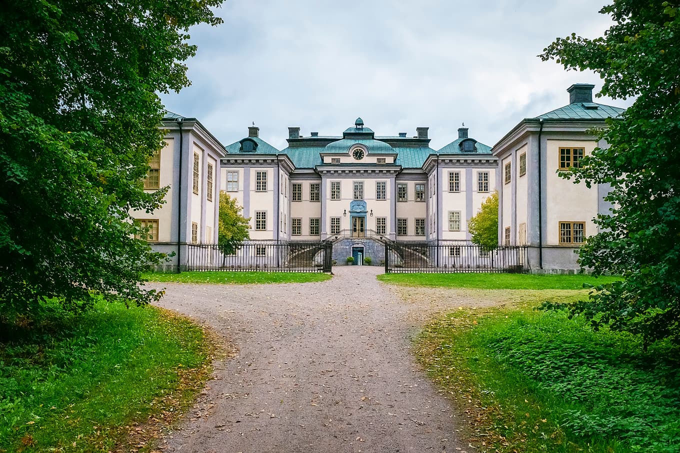 Salsta slott har anor från medeltiden, och i huvudbyggnaden ryms flera välbevarade originalinredningar från 1600-talet och framåt, bland annat möbler, tavlor, tak- och väggmålningar och kapellinredning. Foto: Bilbo Lantto