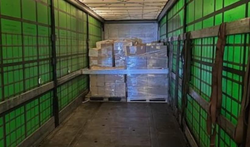 Inuti trailern på en pall bland varor doldes cannabisharts till ett värde av 25 miljoner kronor. Foto: Tullverket
