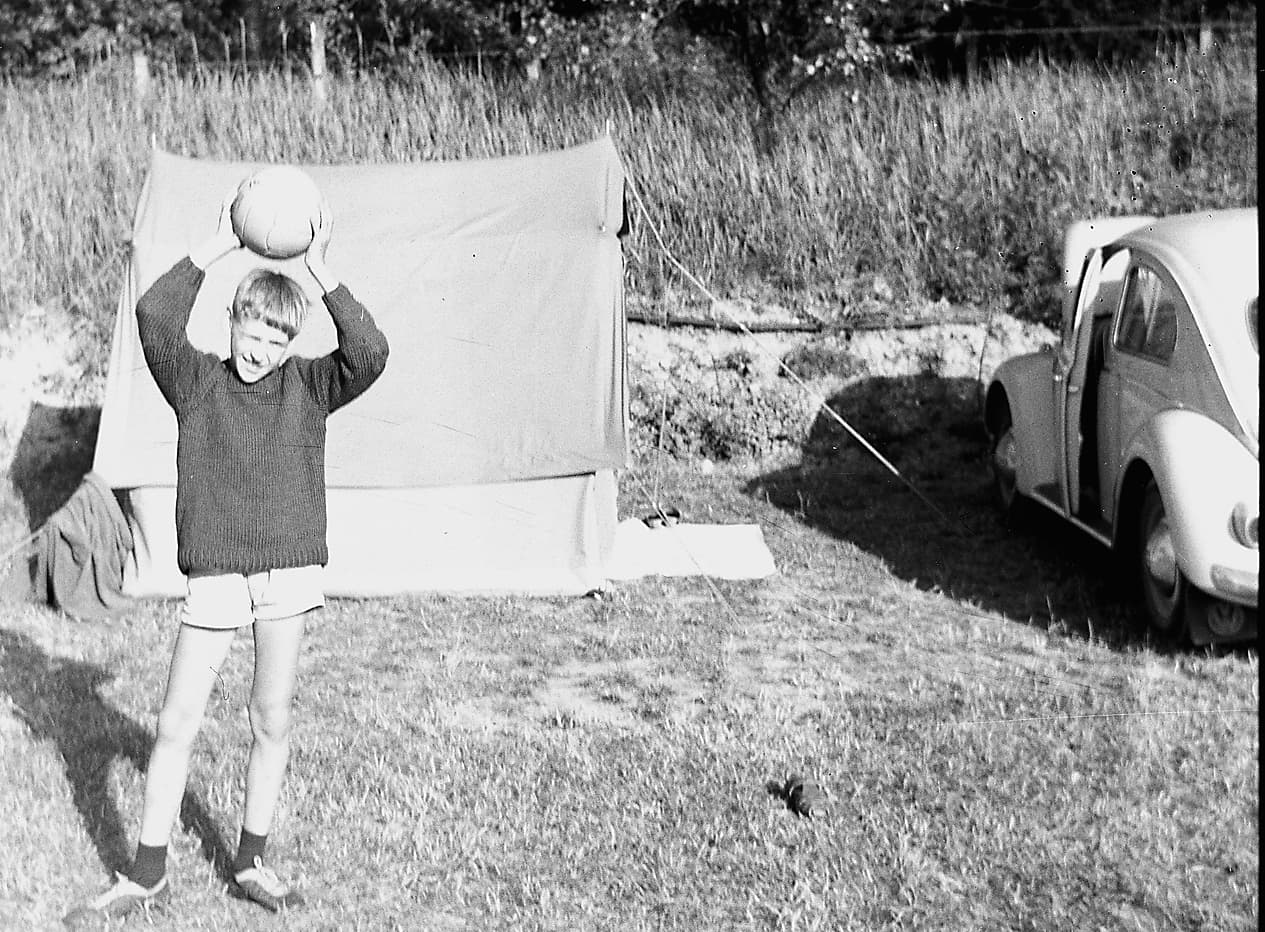 På tältsemester med mamma och pappa 1965. Bollen hade jag förstås packat med mig. foto: John Nilsson