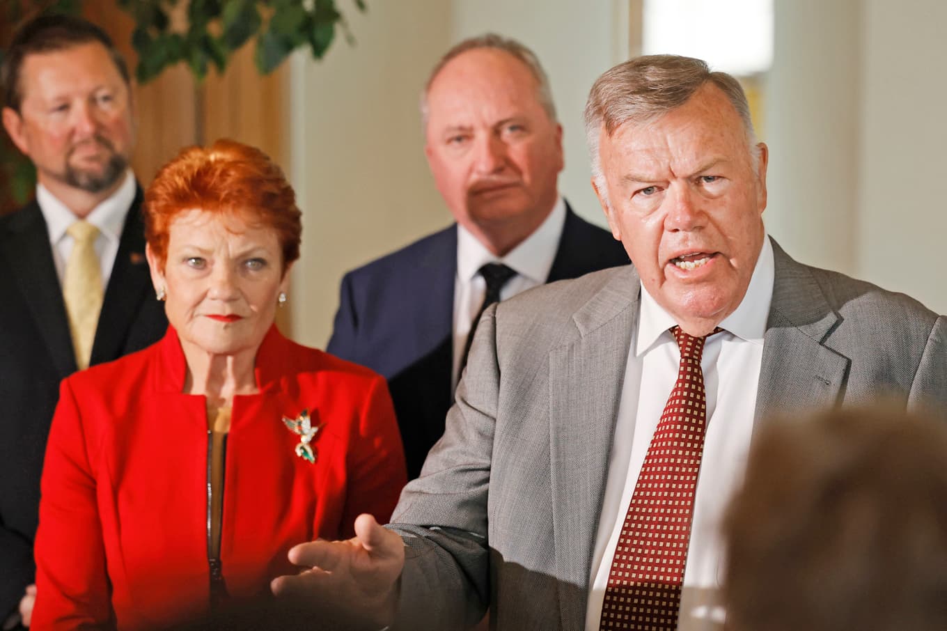 One Nations ledare Pauline Hanson och den nyvalde australiske parlamentsledamoten David Farley under en presskonferens i huvudstaden Canberra.
Foto: Hilary Wardhaugh/Getty Images
