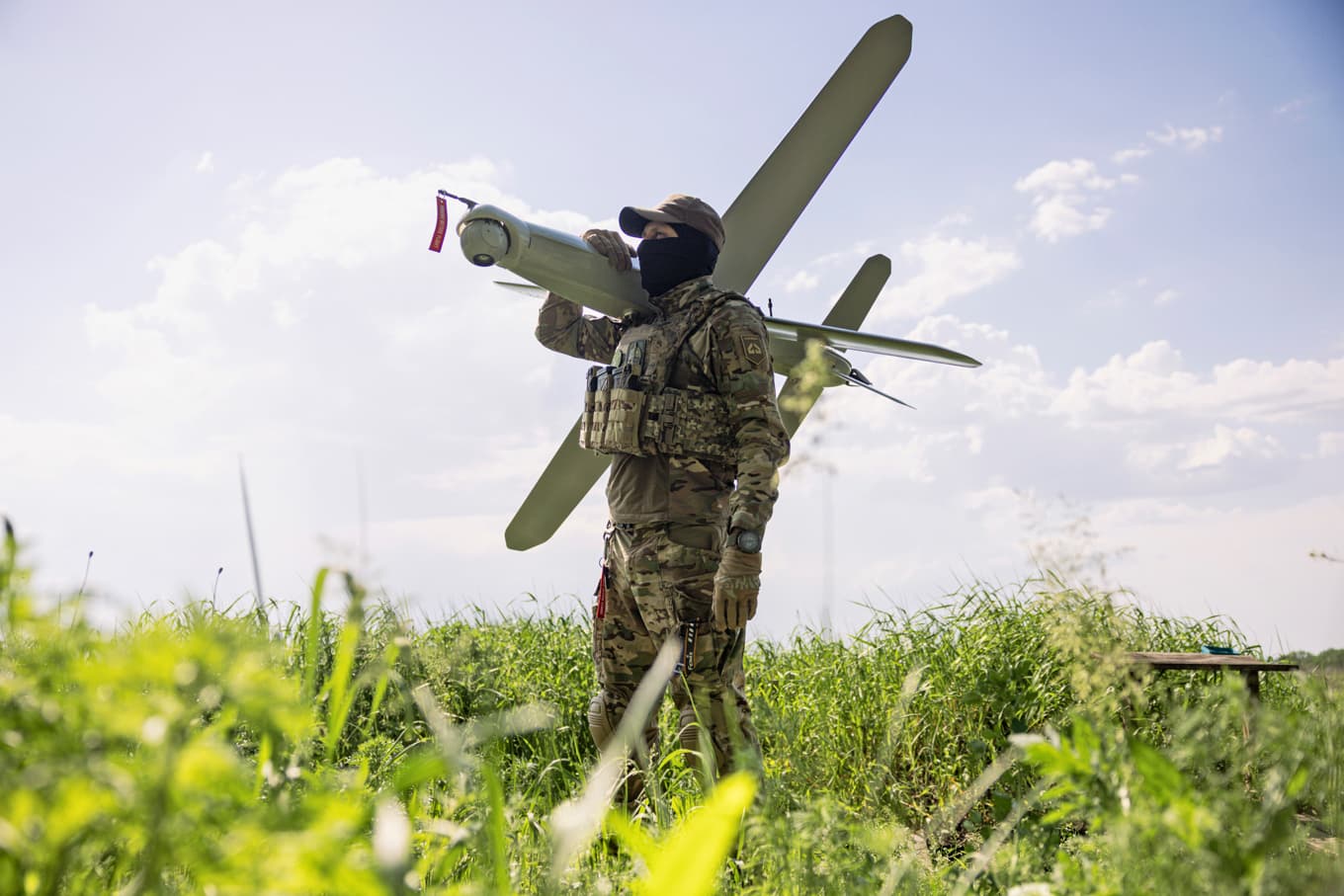 Ukrainsk soldat poserar med en ”kamikazedrönare”. Ukraina använder allt mer obemannade system i sin krigföring.
Foto: Diego Fedele/Getty Images