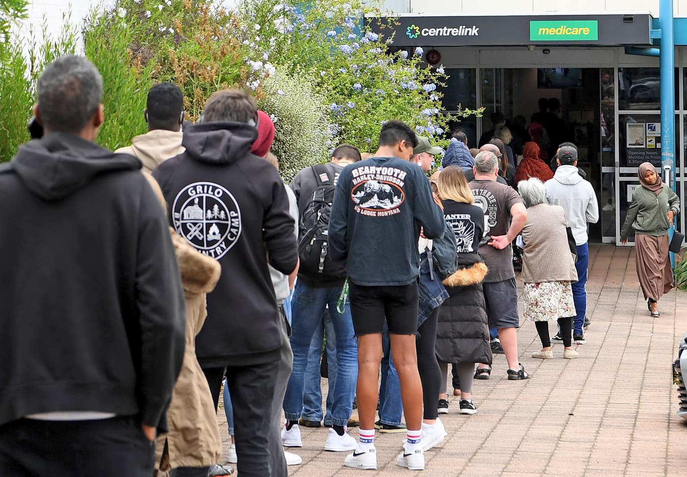 Kö framför Centrelink i Melbourne. Centrelink är en myndighet som hanterar utbetalningar från välfärdssystemet.
Foto: Quinn Rooney/Getty Images