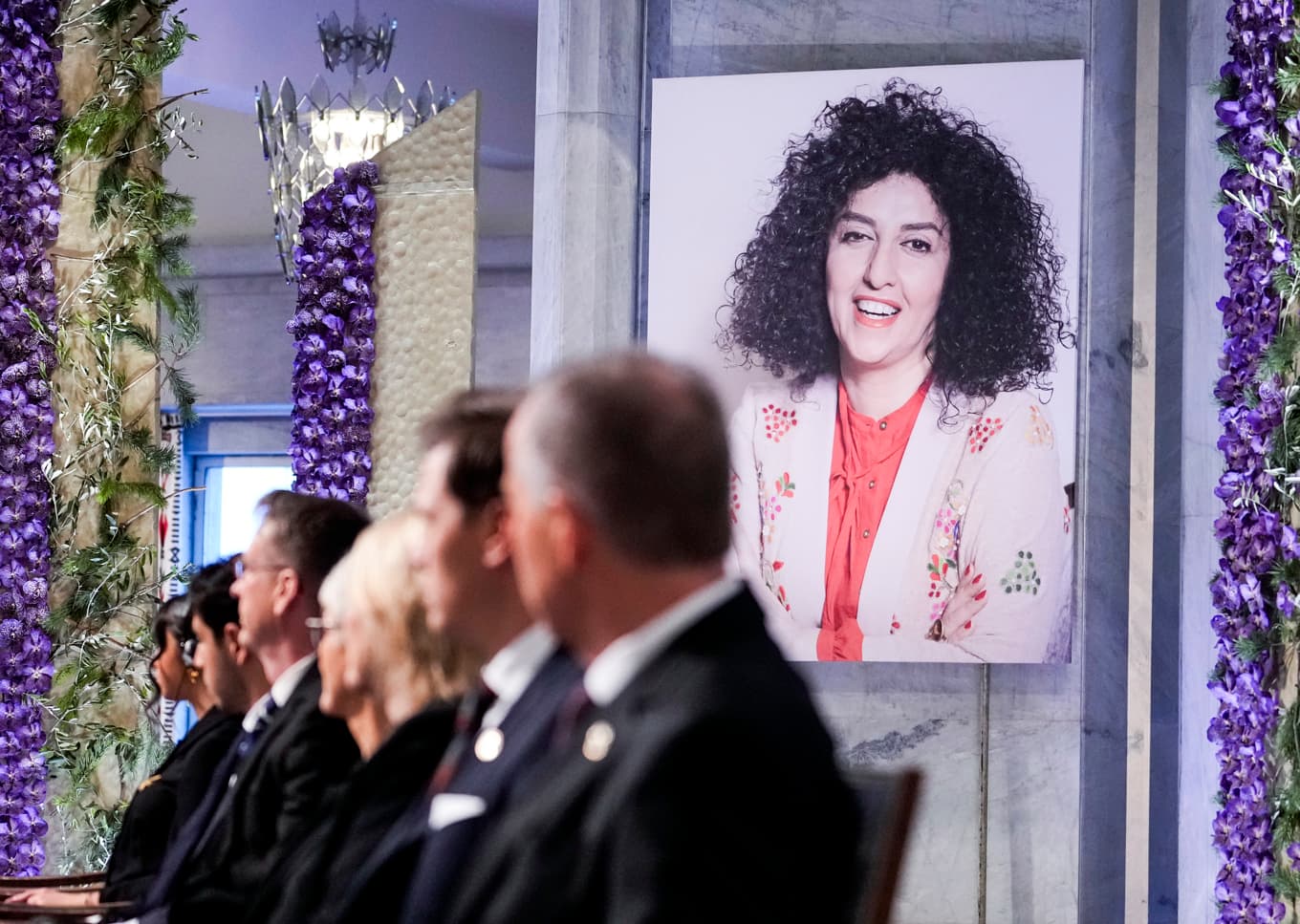 Ett porträtt på Narges Mohammadi när hon tilldelades Nobels fredspris. Priset togs emot av hennes närmaste, då hon själv satt fängslad i Iran. Arkivbild. Foto: Javad Parsa/NTB/TT