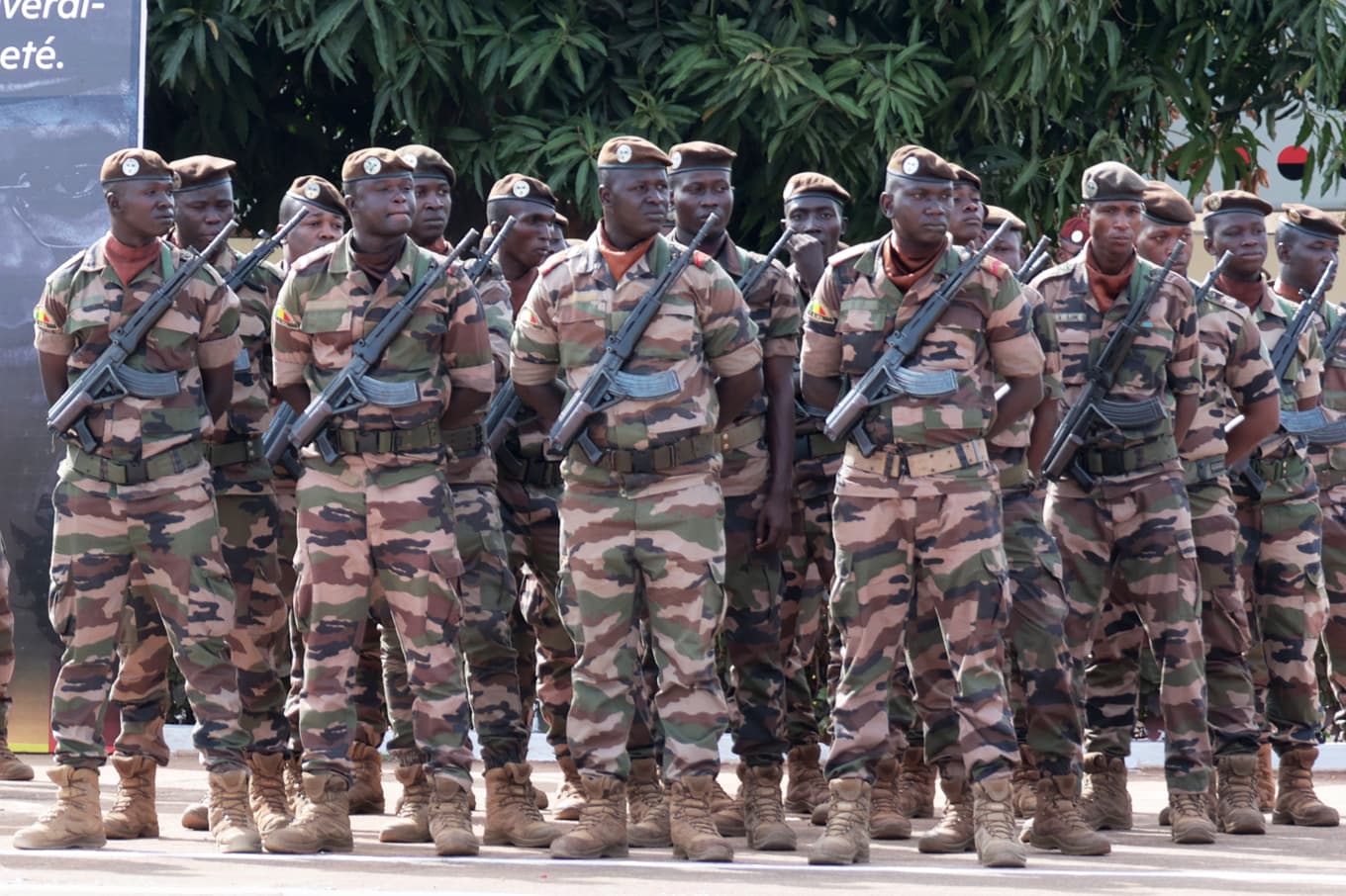 En grupp maliska soldater vid vicepresidenten och försvarsministern Sadio Camaras begravning i Bamako på torsdagen. Foto: Boubacary Bocoum/AP/TT