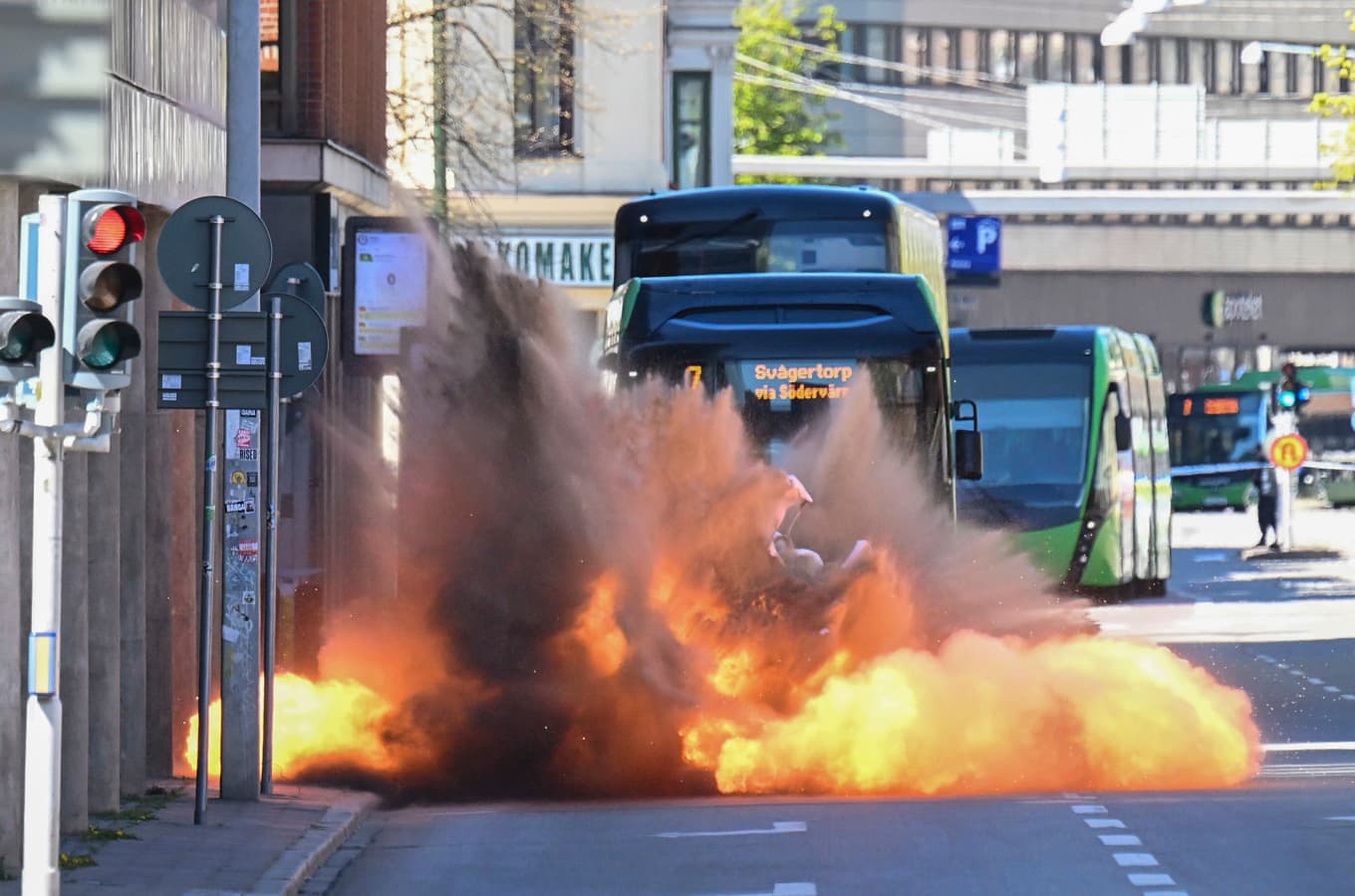 Bombtekniker genomför en kontrollerad detonation av den misstänkta handgranaten. Foto: Johan Nilsson/TT