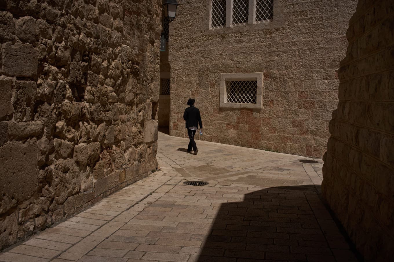 En ultraortodox judisk man i en gränd nära platsen i gamla Jerusalem där en nunna attackerades i veckan. Foto: Leo Correa/AP/TT