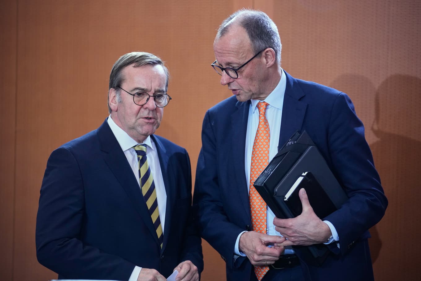 Tysklands försvarsminister Boris Pistorius och förbundskansler Friedrich Merz i Berlin tidigare i år. Foto: Ebrahim Noroozi/AP/TT