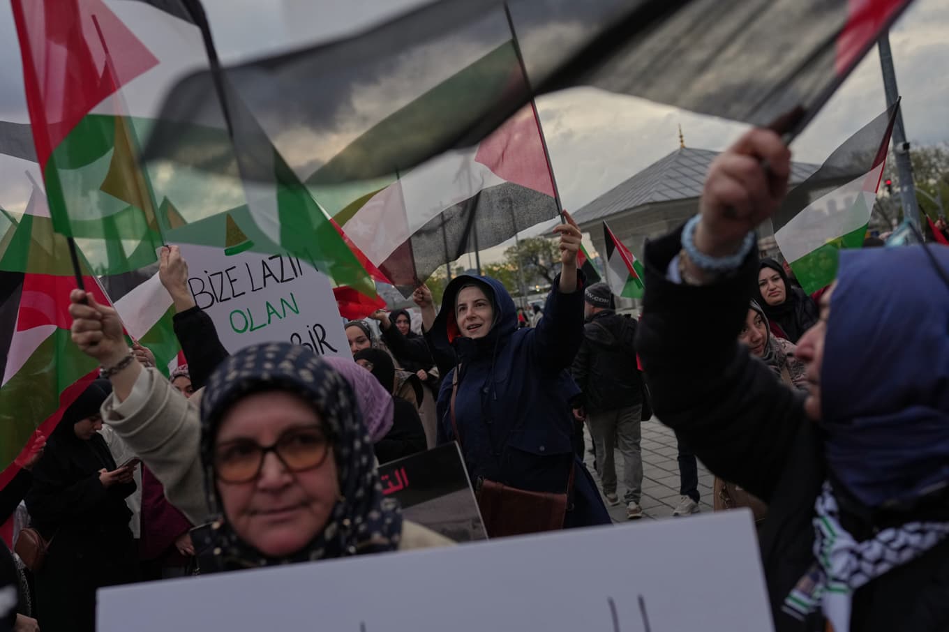 Under lördagen protesterade människor i Istanbul mot den israeliska insatsen mot Gazakonvojen Global Sumud Flotilla. Foto: Francisco Seco/AP/TT