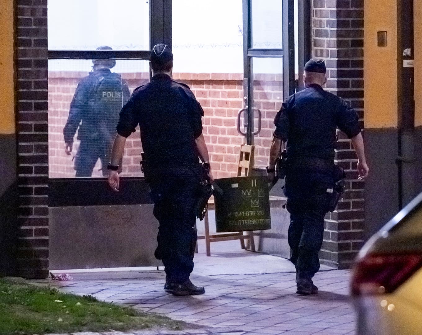 Polis och bombtekniker på plats vid ett flerfamiljshus i Malmö natten till söndagen efter larm om en explosion. Foto: Johan Nilsson / TT