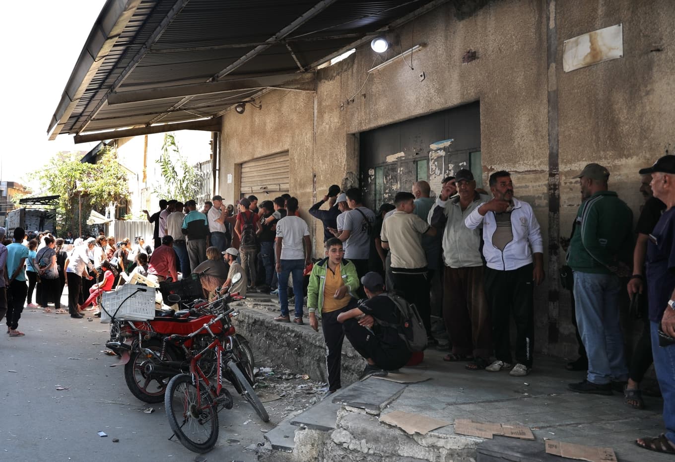 Människor köar till en matutdelning i al-Suwayda (Sweida) i södra Syrien. Bild från september i fjol. Foto: Fahd Kiwan/AP/TT