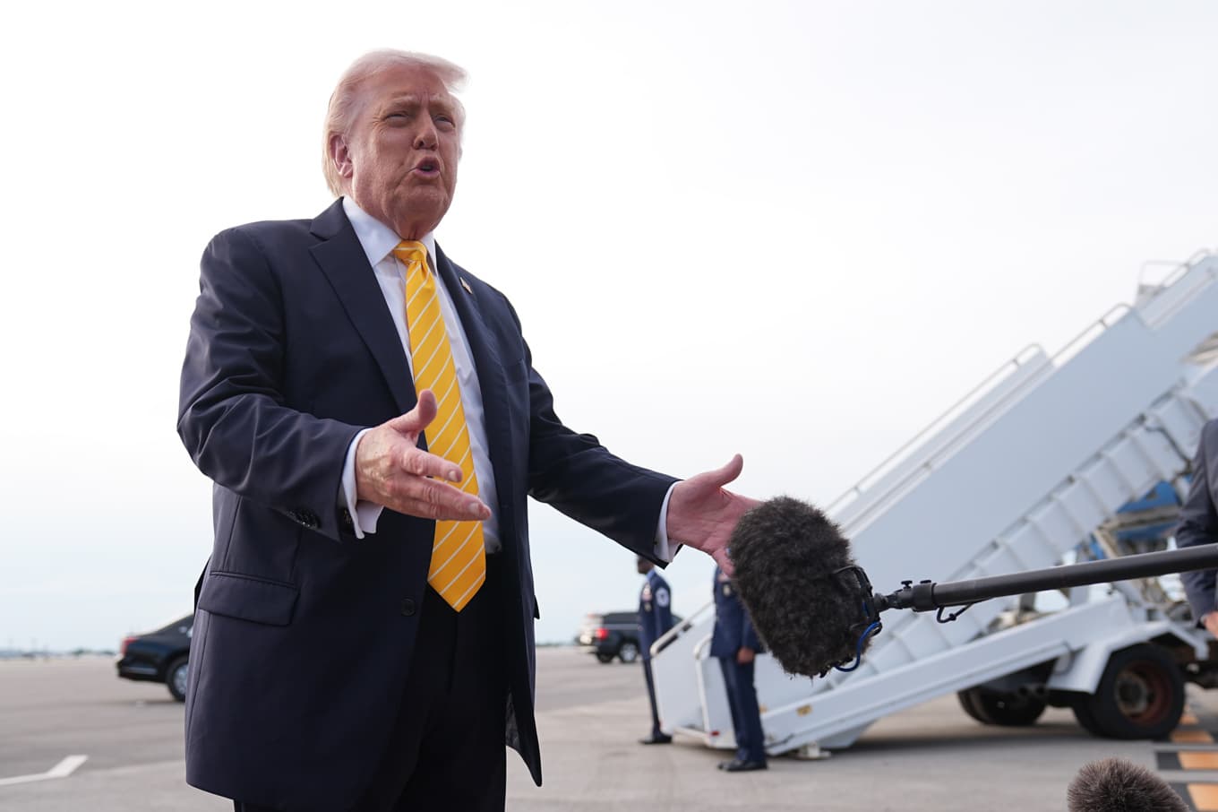 USA:s president Donald Trump säger att betydligt fler än 5 000 soldater kommer att flyttas från Tyskland. Foto: Matt Rourke/AP/TT