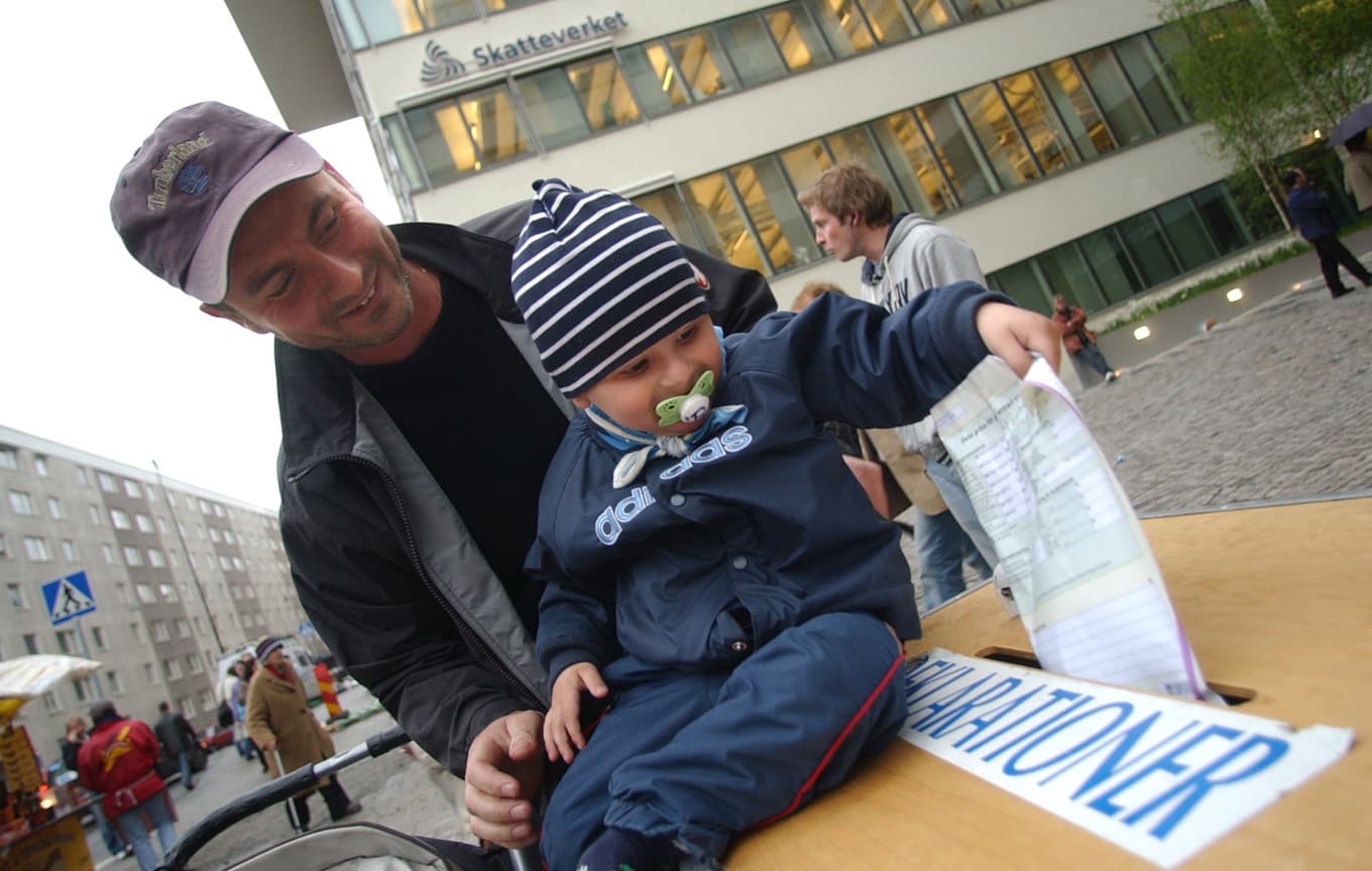 Inlämning av deklaration i pappersformat för nästan exakt 20 år sedan. Foto: Fredrik Sandberg/TT