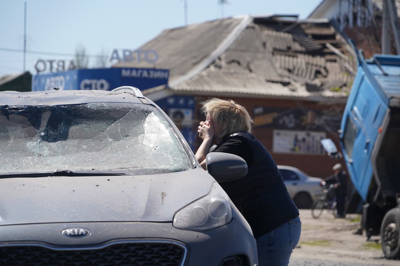 Flera personer dödades i en rysk robotattack mot staden Merefa utanför Charkiv i nordöstra Ukraina, uppger ukrainska myndigheter. Foto: Andrii Marienko /AP/TT