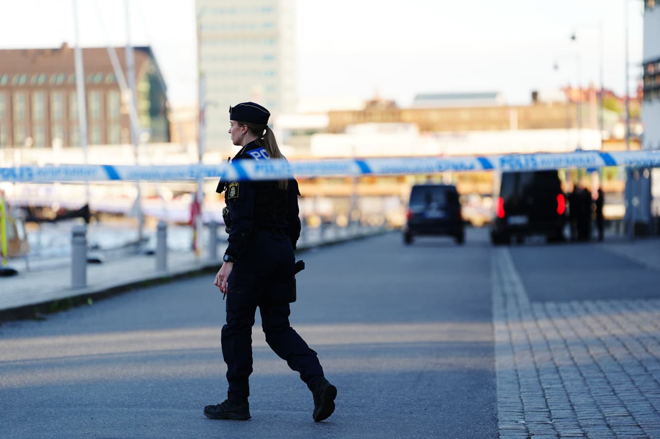 Polis på plats vid Lindholmspiren i Göteborg efter det att ett skarpt föremål har oskadliggjorts av bombskyddet. Foto: Björn Larsson Rosvall/TT