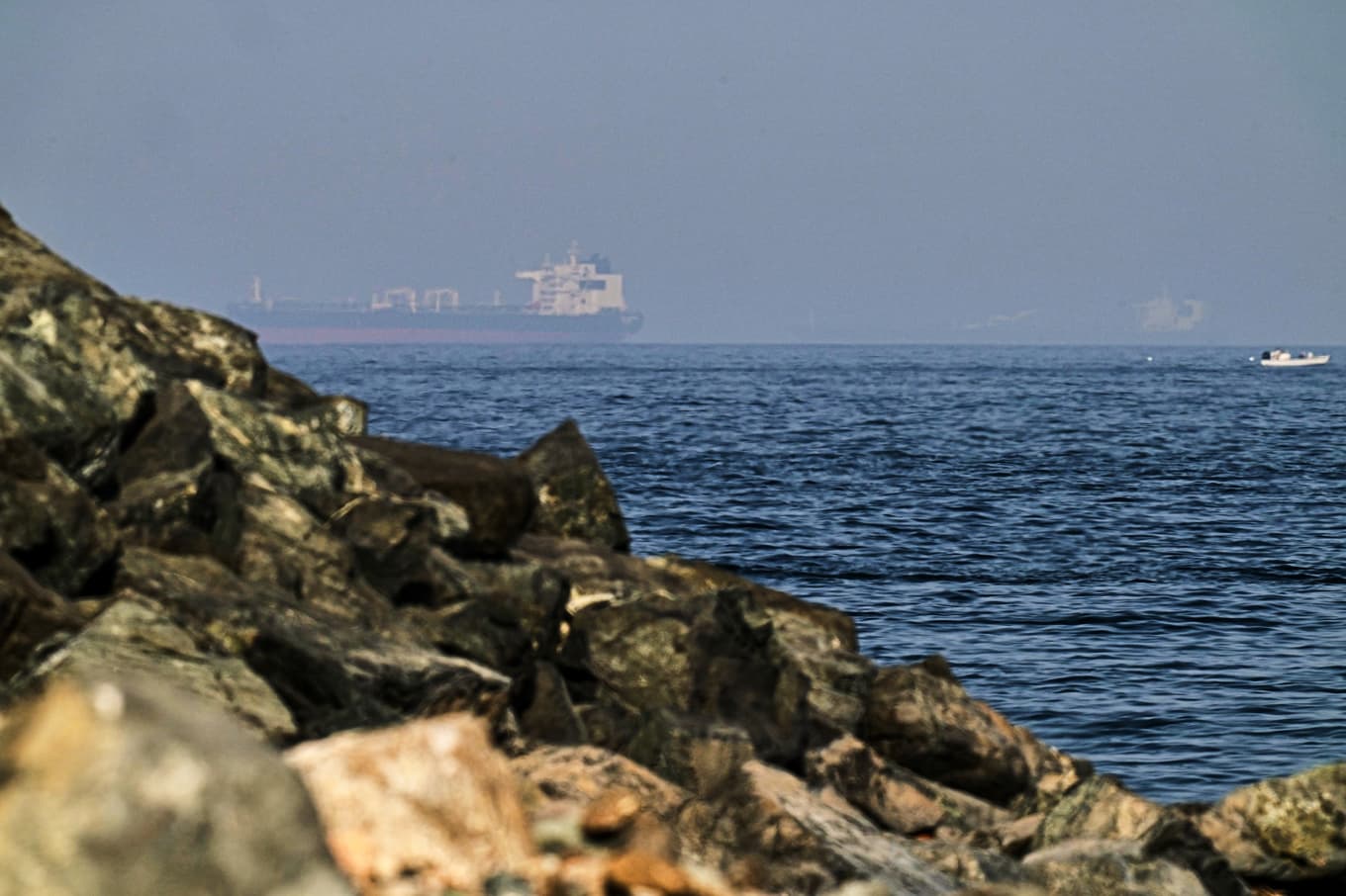 Fartyg i Omanbukten, fotograferade från Khor Fakkan i Förenade arabemiraten i förra veckan. Foto: Fatima Shbair/AP/TT