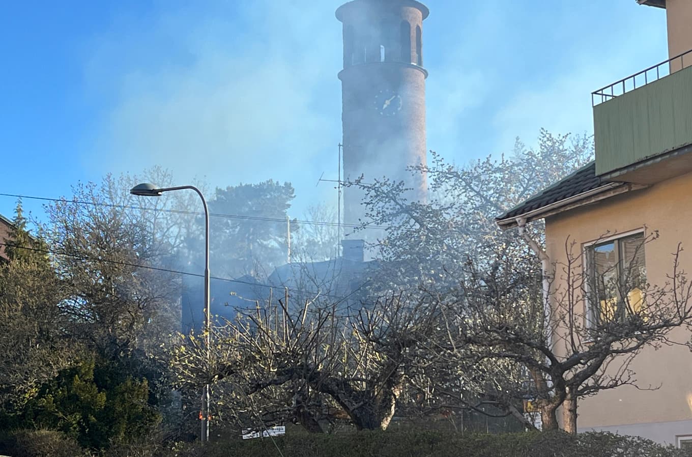 En man i 20-årsåldern begärs häktad misstänkt för bland annat mordbrand i en villa på ön Stora Essingen i Stockholm. Bild från händelsen. Foto: Boel Holm /TT