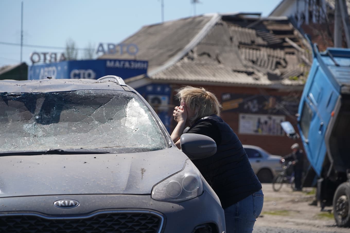 En gråtande kvinna efter en rysk attack i Charkiv häromdagen. Foto: Andrii Marienko/AP/TT