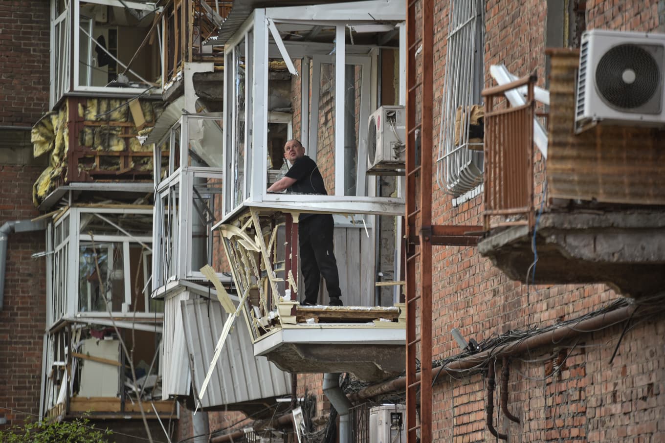 Bostadshus som skadades i Dnipro i slutet av april. Foto: Mykola Synelnykov /AP/TT