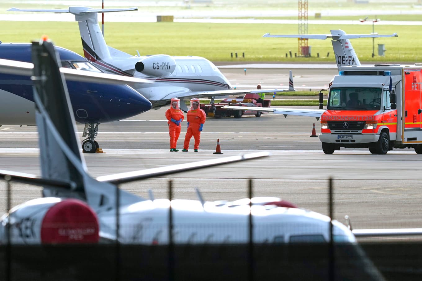 Medicinsk personal på Schipholflygplatsen i Amsterdam i onsdags. Foto: Peter Dejong/AP/TT