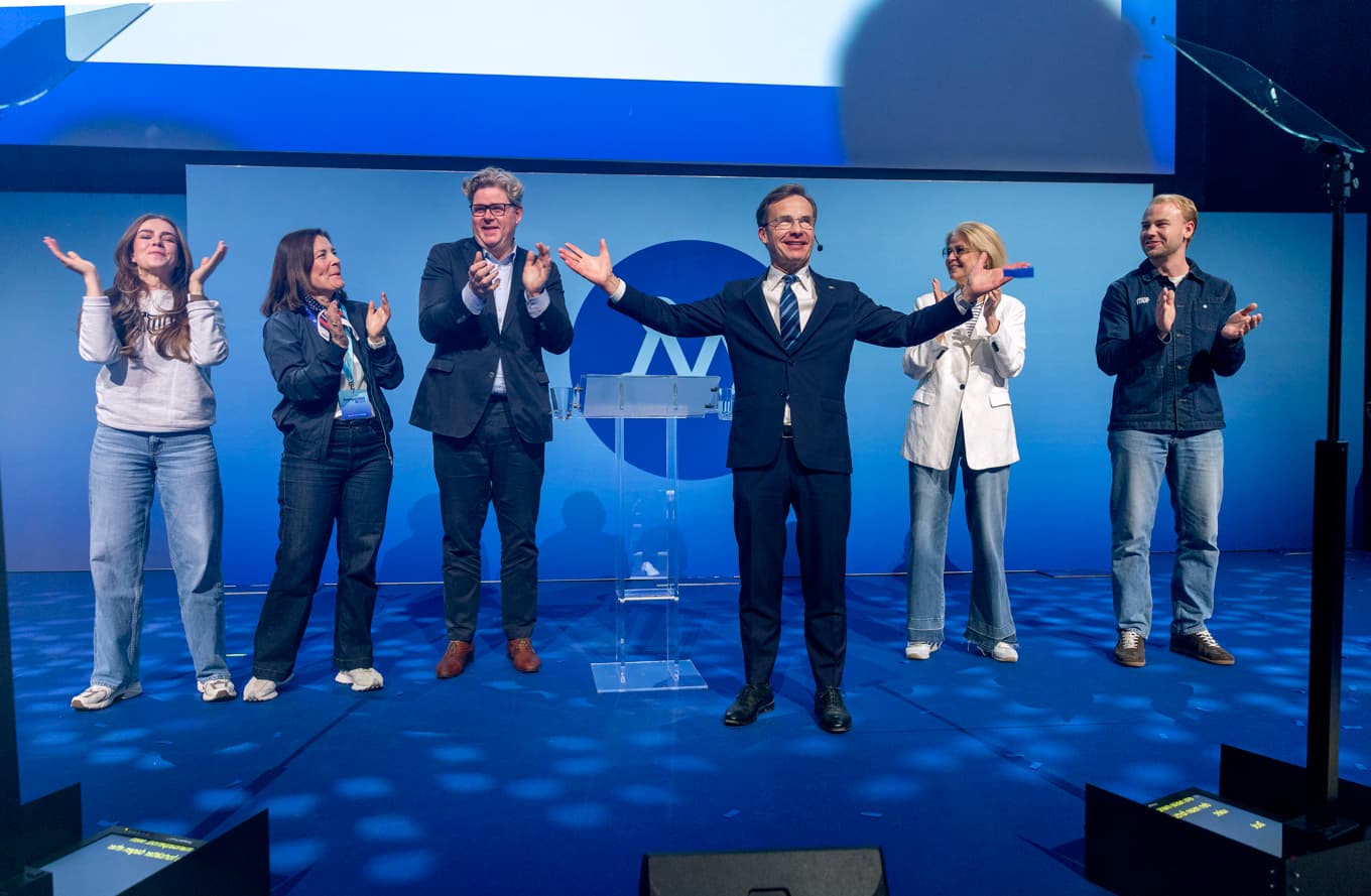 Moderaternas partiledare Ulf Kristersson peppar sitt parti inför valet. Från vänster vice ordförande Muf, Linda Obiedzinski, partisekreterare Karin Enström (M), justitieminister Gunnar Strömmer (M) och finansminister Elisabeth Svantesson (M) och Douglas Thor, ordförande i Muf. Foto: Stefan Jerrevång/TT