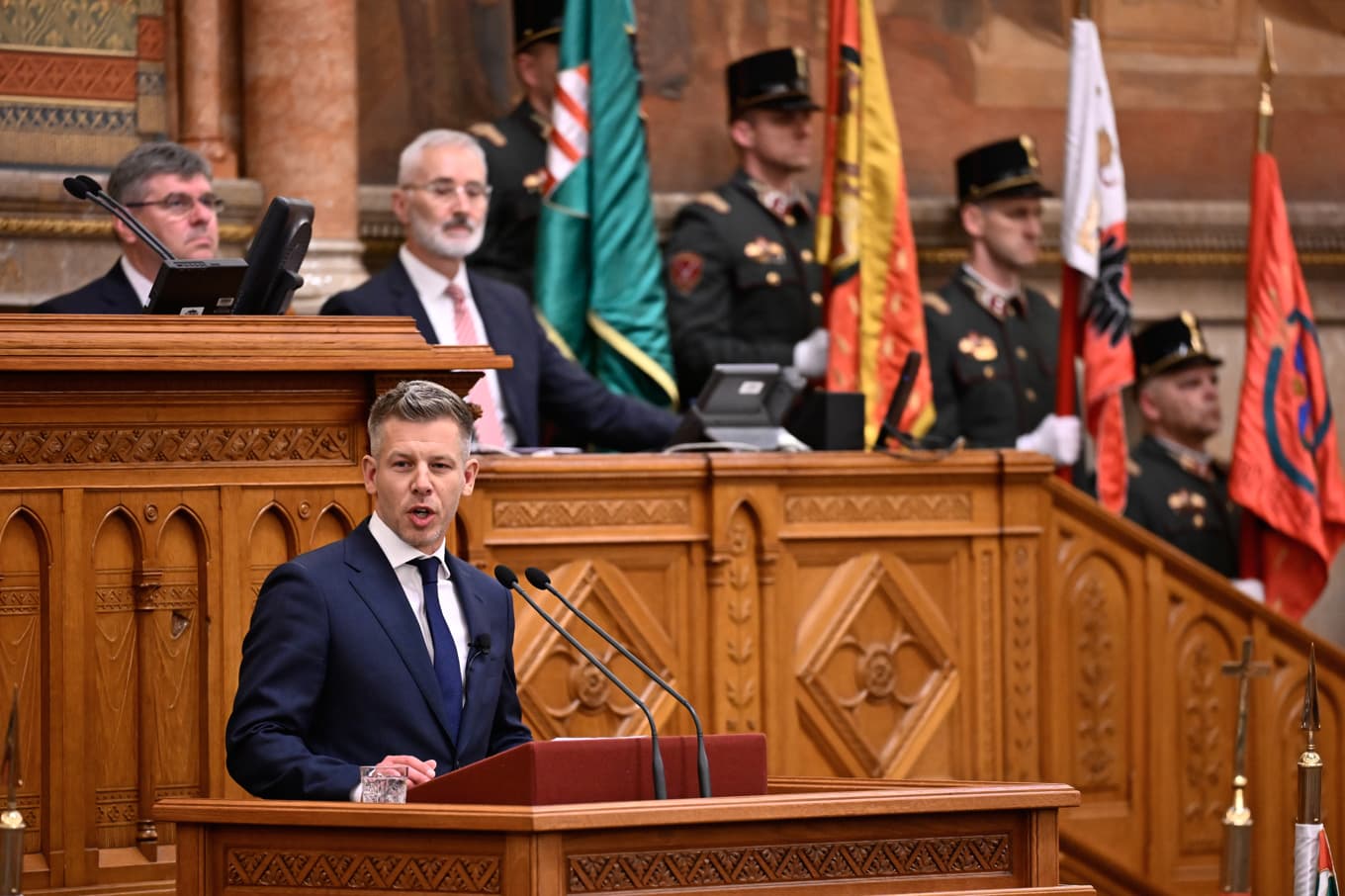 Peter Magyar (bilden) tar över rodret från Viktor Orbán. Foto: Denes Erdos /AP/TT