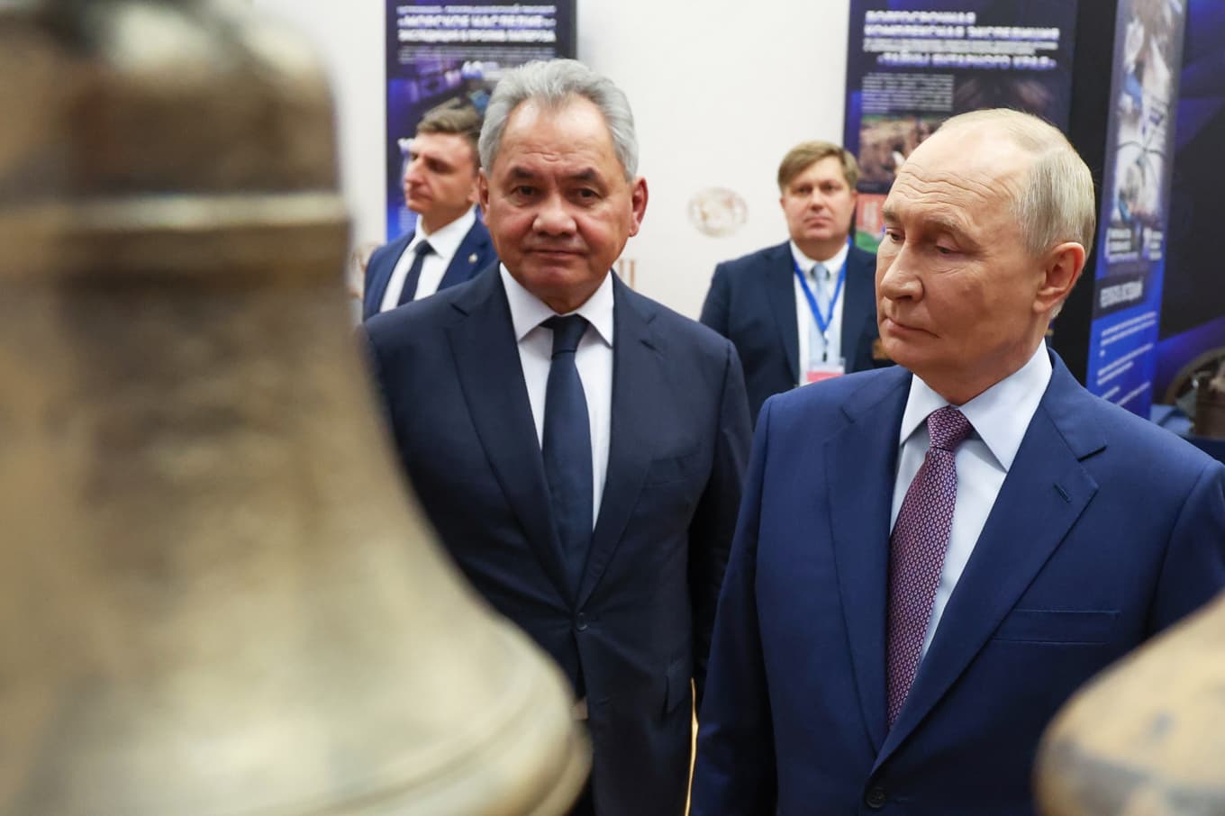 Den tidigare försvarsministern Sergej Sjojgu har stått Vladimir Putin nära under lång tid, men mötte hård kritik under början av det större kriget. Han petades som minister och är nu sekreterare i Putins säkerhetsråd. Här ses Sjojgu och Putin vid ett evenemang i oktober förra året. Foto: Vyacheslav Prokofyev/Sputnik/Kreml/AP/TT