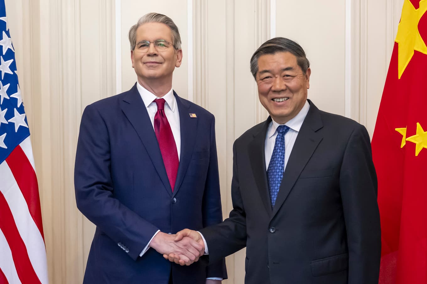 USA:s finansminister Scott Bessent och Kinas vice premiärminister He Lifeng vid ett möte i Schweiz i maj i fjol. Foto: Martial Trezzini/Keystone/AP/TT