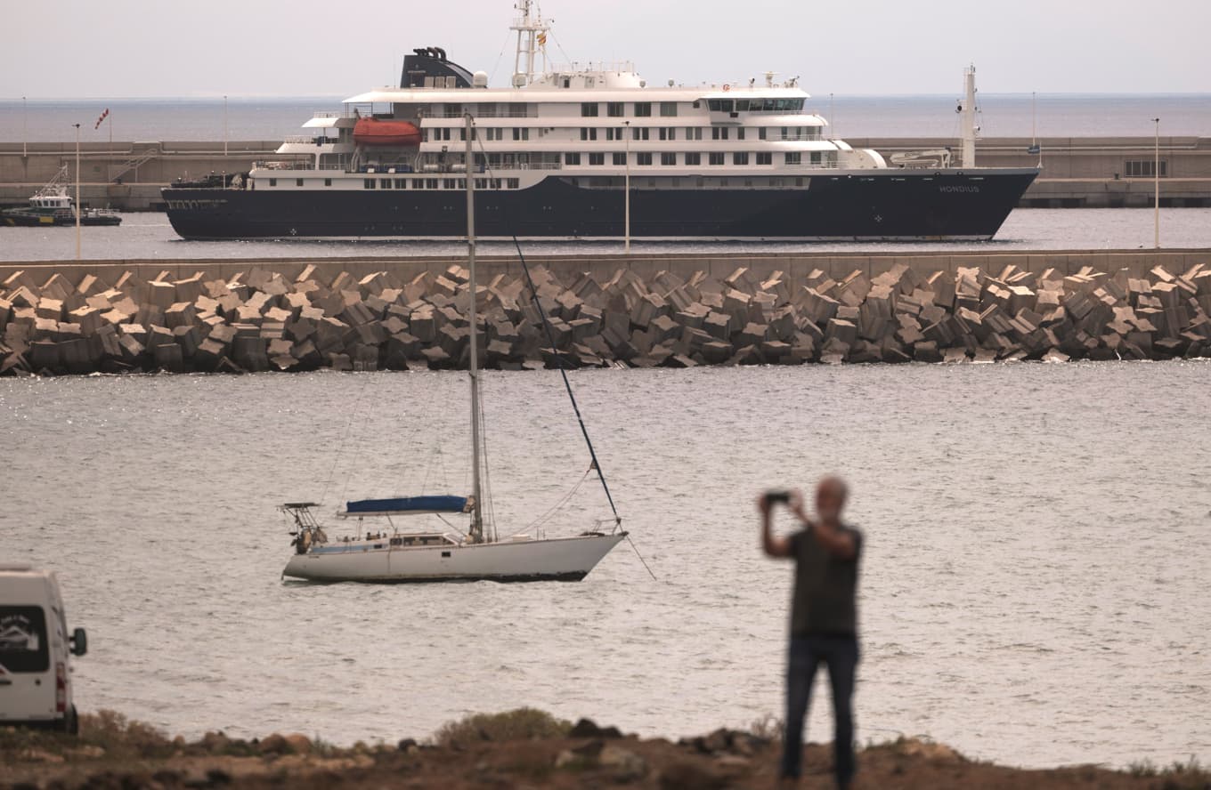 Det virusdrabbade kryssningsfartyget Hondius i Teneriffas hamn under måndagen. Foto: Arturo Rodriguez/AP/TT